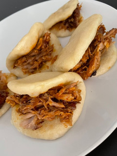Una foto de Pan bao con carne deshilachada de costilla a la bbq