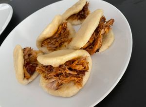 Foto principal de Pan bao con carne deshilachada de costilla a la bbq