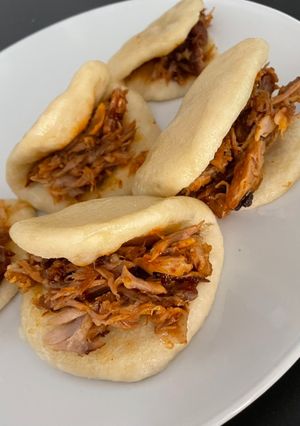 Una foto de Pan bao con carne deshilachada de costilla a la bbq