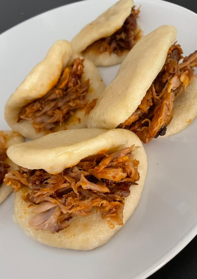 Una foto de Pan bao con carne deshilachada de costilla a la bbq