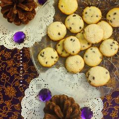 A picture of Easter special Vanilla Choco Chip cookies.