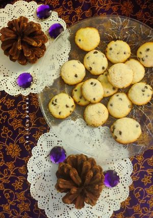 A picture of Easter special Vanilla Choco Chip cookies.