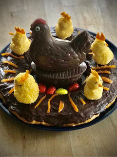 Una foto de Mona de Pascua de chocolate con pollitos de coco
