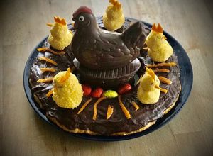 Una foto de Mona de Pascua de chocolate con pollitos de coco