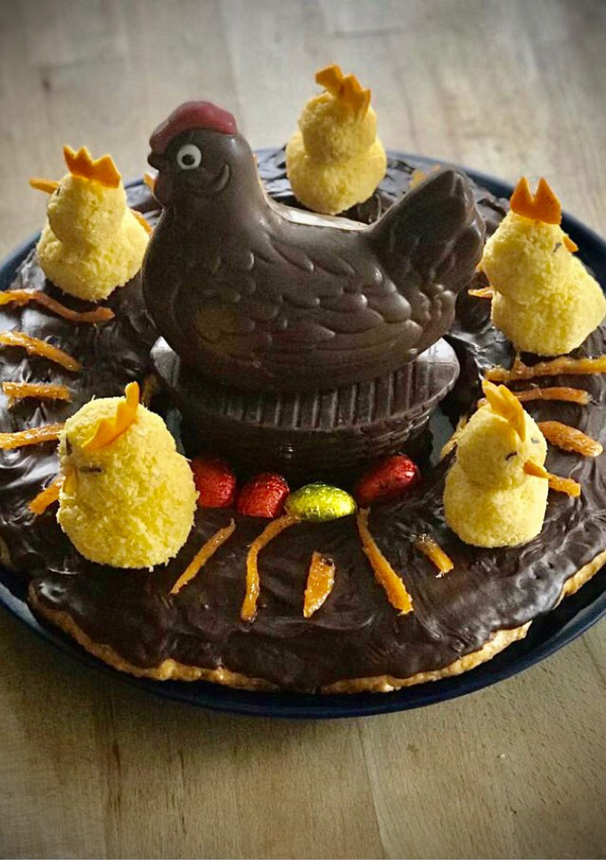 Una foto de Mona de Pascua de chocolate con pollitos de coco