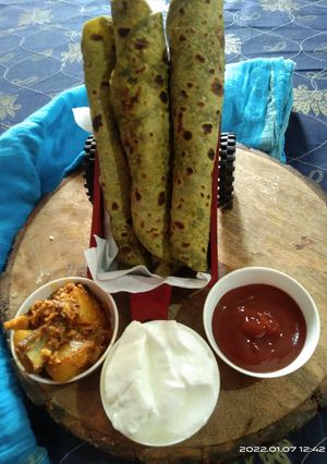 A picture of Palak Paratha.