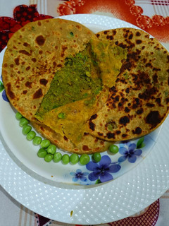 हरे मटर की पूरी(hare matar ki poori recipe in hindi) रेसिपी मुख्य फोटो