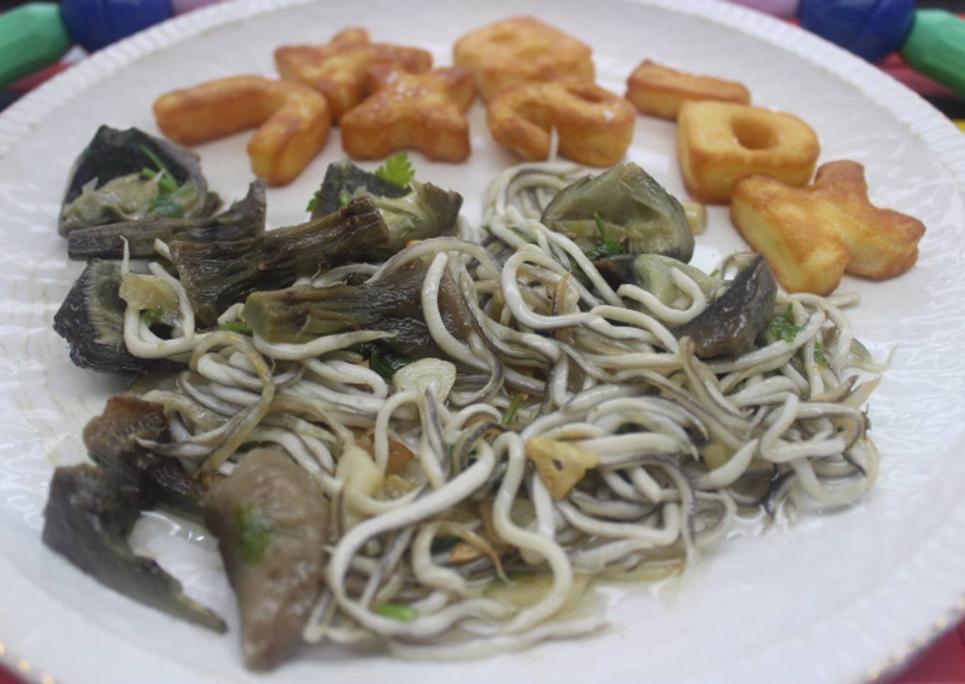 Gulas con alcachofas y letras de patatas