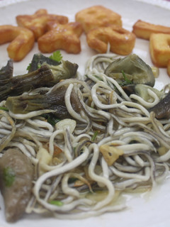 Una foto de Gulas con alcachofas y letras de patatas