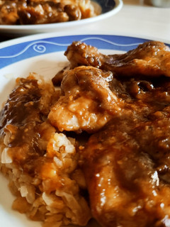 Una foto de Contramuslos de Pollo en Salsa de Yakiniku y Humo con Manzana