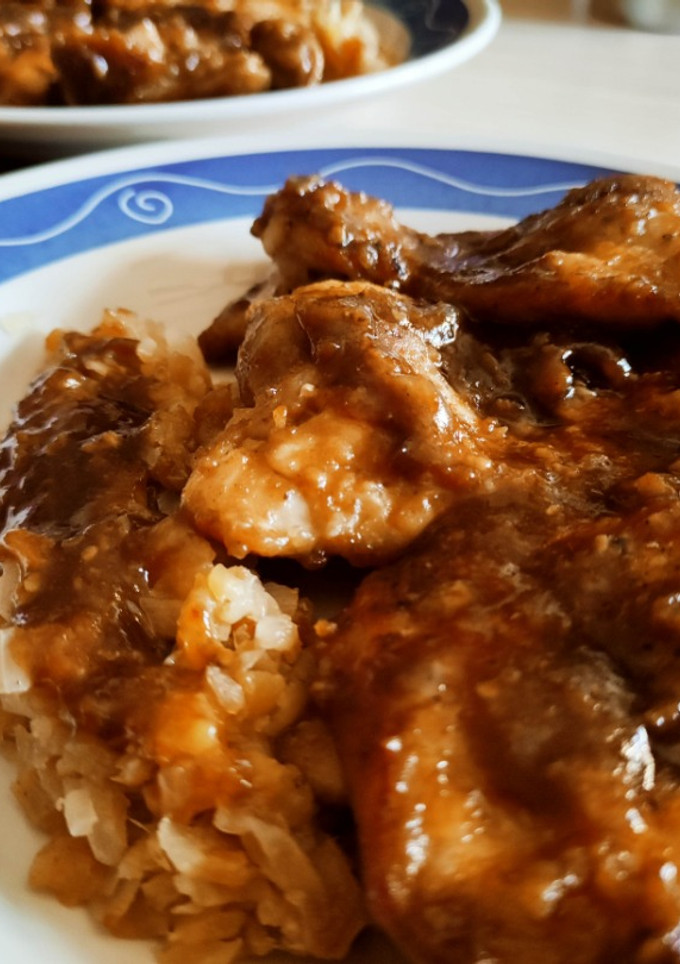 Una foto de Contramuslos de Pollo en Salsa de Yakiniku y Humo con Manzana