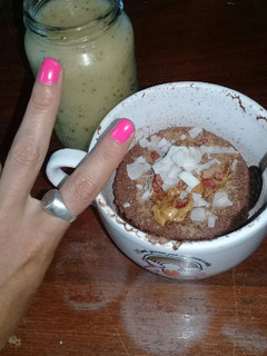 Una foto de Mug cake de chocolate saludable, con licuado de frutas blancas