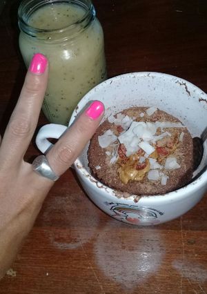 Una foto de Mug cake de chocolate saludable, con licuado de frutas blancas