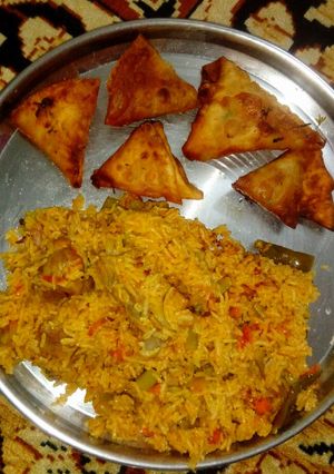 A picture of Keema Samosas with Mutton Taheri.