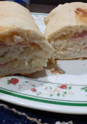 Una foto de Pan Casero relleno de jamón y queso 😋