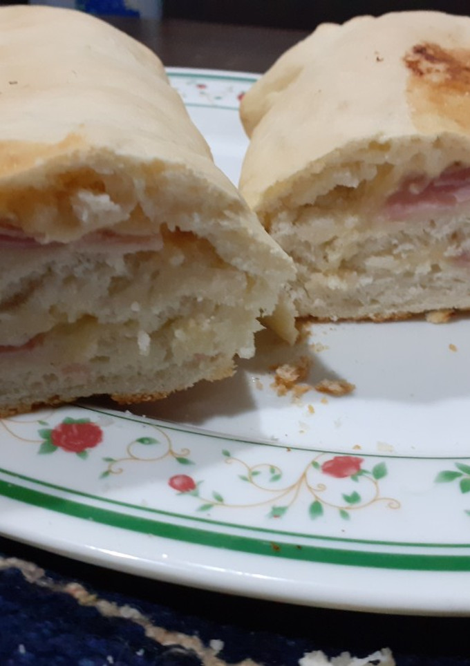 Una foto de Pan Casero relleno de jamón y queso 😋