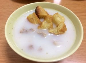 Hình của món Cháo quẩy sườn sụn.