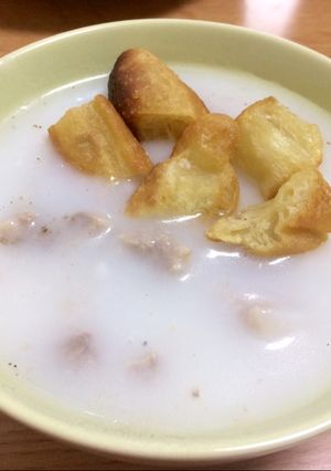 Hình của món Cháo quẩy sườn sụn.