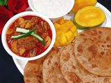 बिहार की पारंपरिक प्रसिद्ध आदरा थाली दाल पूरी,चावल की खीर,मालदा आम और सब्जी।