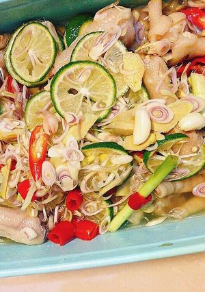 Hình của món Chân gà ngâm sả tắc.