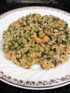 Una foto de Arroz integral con espinaca, guisantes y garbanzos - veggie