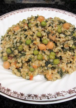 Foto principal de Arroz integral con espinaca, guisantes y garbanzos - veggie
