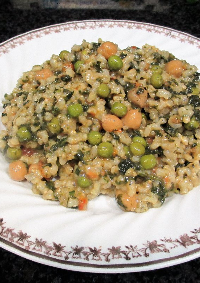 Una foto de Arroz integral  con espinaca, guisantes y garbanzos - veggie