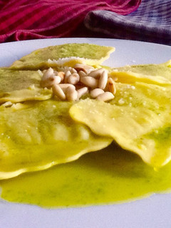 Una foto de Raviolis rellenos de queso al pesto de rúcula
