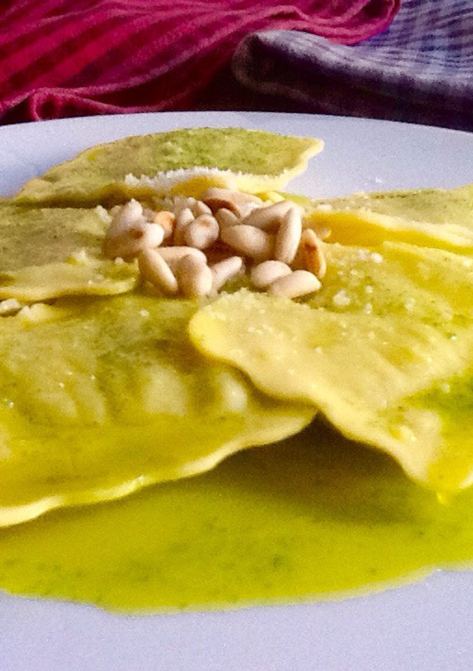 Una foto de Raviolis rellenos de queso al pesto de rúcula