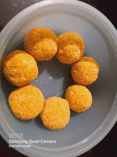 रवा बेसन पाकातले लाडू (Rava Besan Pakatale Ladoo Recipe In Marathi) रेसिपी चे मुख्य फोटो