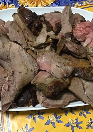 Une photo de Gigot d'agneau à l'ail mariné, thym et romarin frais