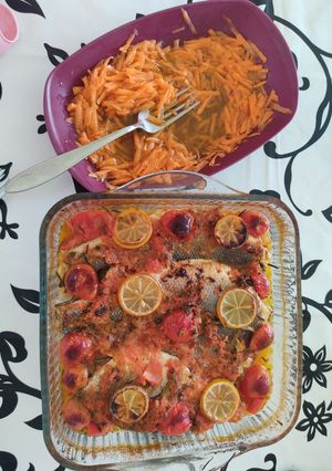O poză a rețetei Pește la cuptor cu salată de morcovi.