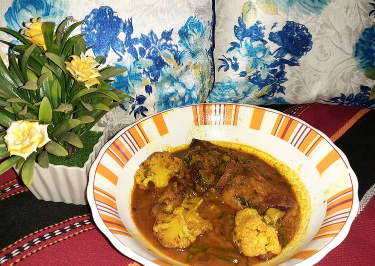 Easiest Way to Prepare Recipe of Fulkopi diye Katla Maach fish curry with cauliflower