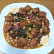 Potaje de garbanzos con jamón y albóndigas de pan y huevo