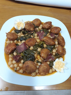 Una foto de Potaje de garbanzos con jamón y albóndigas de pan y huevo