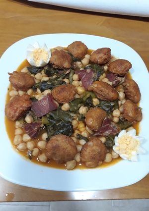 Una foto de Potaje de garbanzos con jamón y albóndigas de pan y huevo