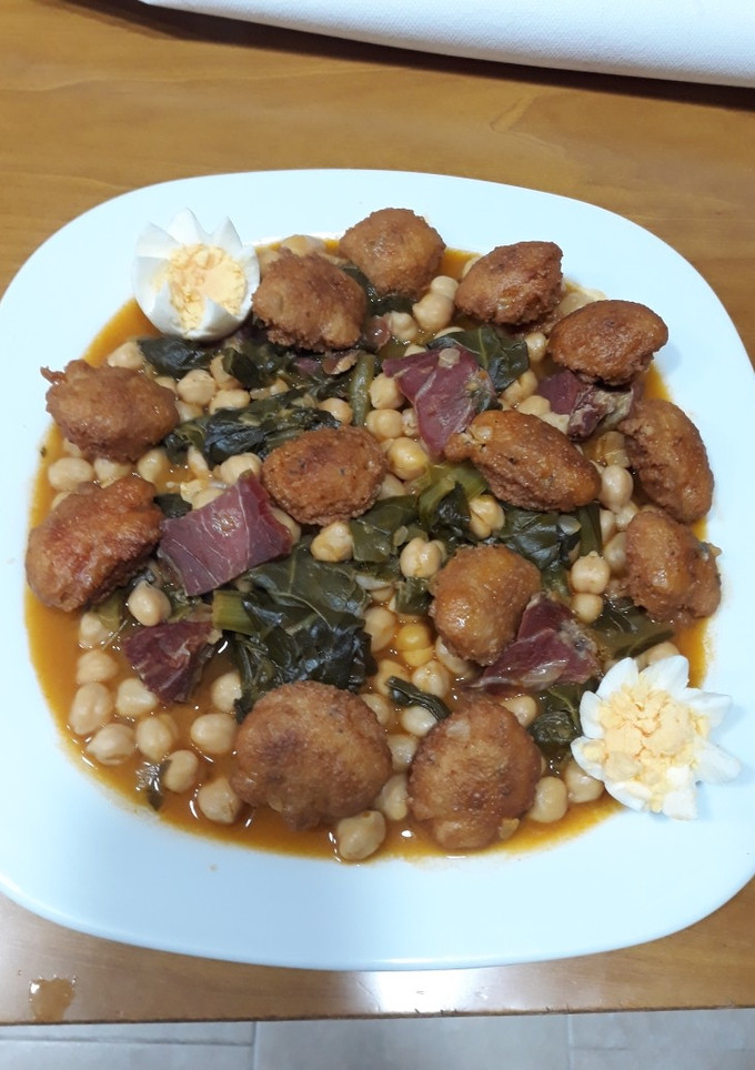 Una foto de Potaje de garbanzos con jamón y albóndigas de pan y huevo