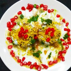 A picture of Aaloo Tikki Chaat.