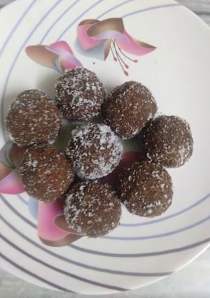 कोकनट चाँकलेट लाडू (coconut chocolate ladoo recipe in marathi) रेसिपी चे मुख्य फोटो 