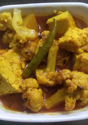 ফুলকপি-পনির-আলুর ডালনা(fulkopi paneer aloor dalna recipe in Bengali) রেসিপির প্রধান ছবি
