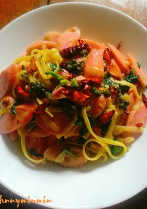 รูปของ ลิงกัวเน่ผัดไส้กรอกพริกแห้งใบกะเพรา🍝