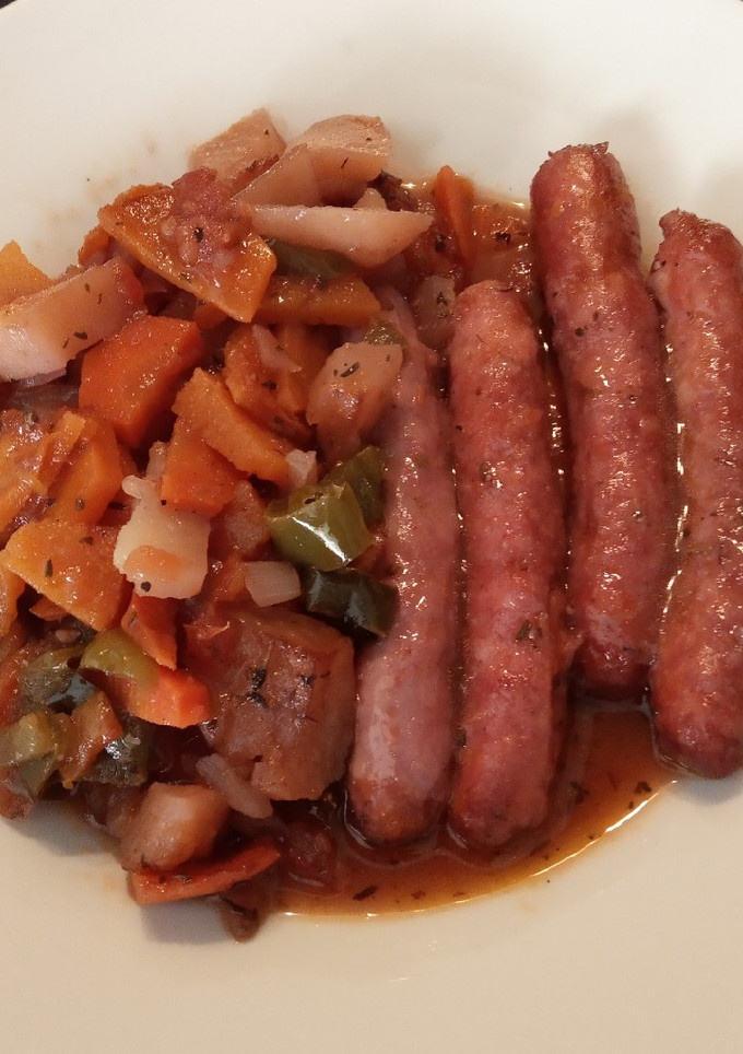 Una foto de Salchichas al horno con vino tinto y verduras