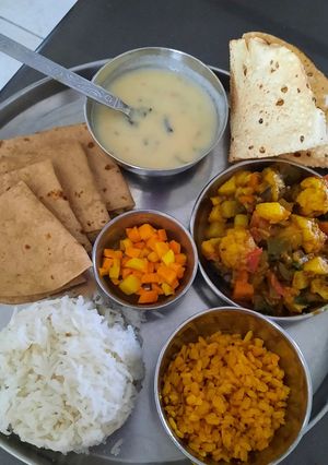 ગુજરાતી થાળી(Gujarati thali recipe in gujarati) રેસીપી મુખ્ય ફોટો