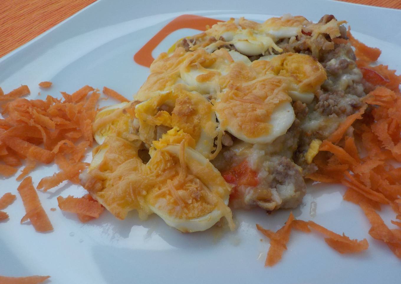 Pastel de coliflor, carne y huevos al horno