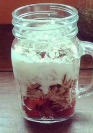 Una foto de Yogurt con fruta y cereales
