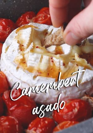 Una foto de Camembert asado