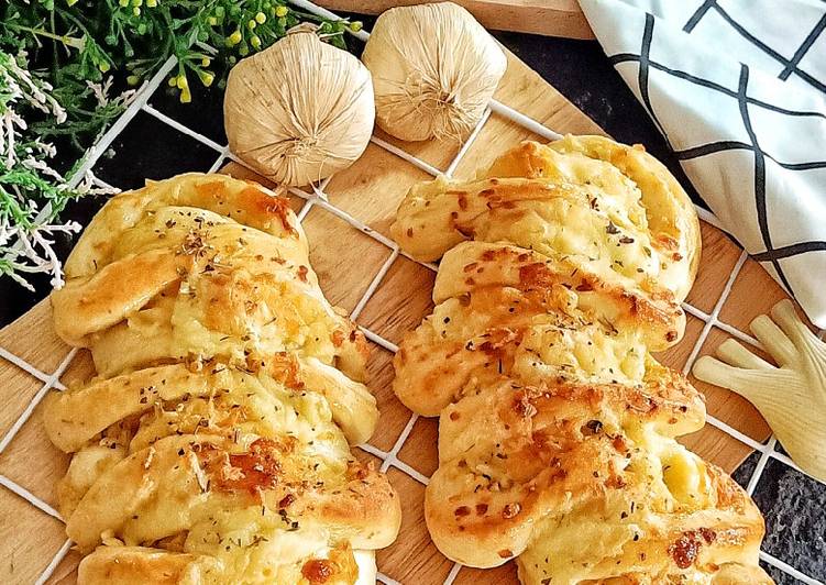 Langkah Mudah untuk Menyiapkan Garlic Cheese PullApart Bread, Enak Banget