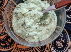 Una foto de Aderezo de palta pepino y cilantro
