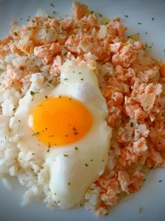 Una foto de Arroz con salmón y huevo