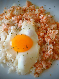 Una foto de Arroz con salmón y huevo